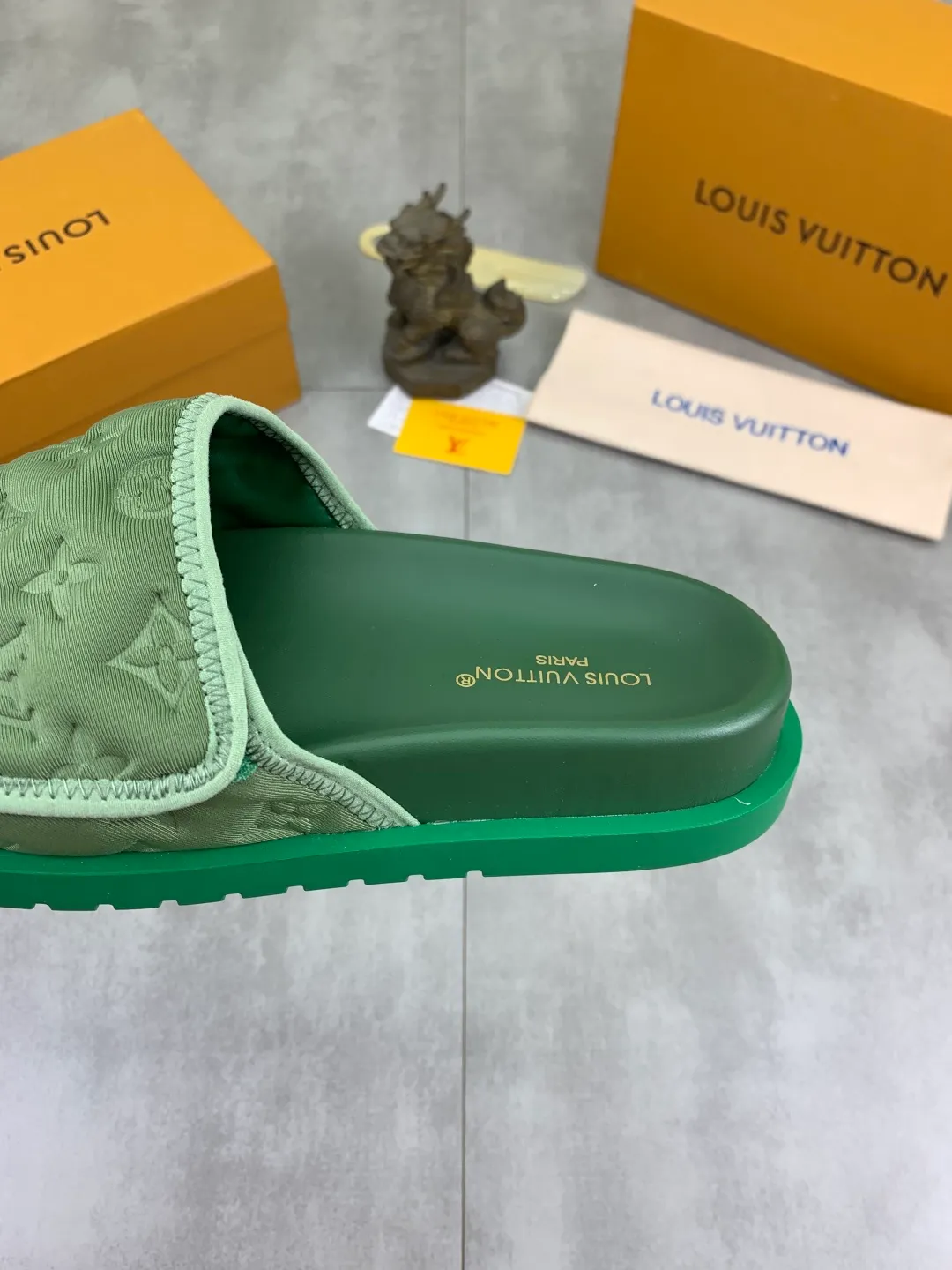 Men's shoes 💰P320 💰[New style]🆘 Original quality [LOUIS VUITTON] The popular Louis Vuitton LV men's slippers on the official website are on sale simultaneously! Original fabric imported from Italy, original factory special supply, code number: 38-44 (45 customized), many colors available
